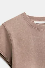 Camiseta de algodón compacto con cuello redondo, manga corta caída y corte regular.