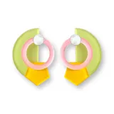 Par de aros colgantes con diseño geométrico en colores verde lima, rosa y amarillo.