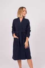 Bata de polar con cuello solapa, mangas largas y lazo ajustable en la cintura. Presenta bolsillos frontales y un largo midi.