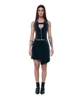 Minifalda asimétrica de denim negro con lavado degradado. Tiene frente cruzado tipo pareo, ruedo diagonal, aplique de caballo en níquel en la cintura, bolsillo delantero en diagonal, presillas para cinturón y cierre lateral.