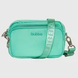Cartera tipo bandolera de tamaño compacto, confeccionada en material sintético de color fucsia vibrante. Presenta cierre metálico en el compartimento principal, bolsillo frontal con cierre y correa ajustable con logo grabado. Incluye herrajes metálicos y tarjetero interior.