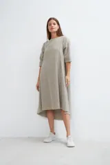 Vestido midi acampanado de lana fina sin teñir, con cuello bote, mangas tres cuartos con tajo y bolsillos laterales. Diseño forrado con vuelo y movimiento.