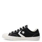 Championes urbanos Converse Star Player OX, color negro con detalles en blanco, confeccionados en lona de algodón, con logo de estrella y galón en los laterales.