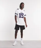 Bermuda deportiva negra con cintura elástica ajustable con cordón, bolsillos laterales y detalle de red en los laterales.