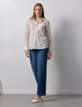 Camisa blanca a rayas verticales, marca Alex & Jordan. Tiene cuello con solapa, abertura central con botones y bolsillo aplicado en el pecho.