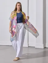 Kimono de poliéster con estampado patchwork en tonos amarillo, rosa, violeta, naranja y azul. Presenta motivos florales y geométricos.