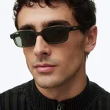 Lentes de sol modelo Kya, de montura rectangular gruesa en color verde oliva y lentes polarizadas en tono verde oscuro.