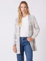 Cardigan abierto de tejido soft con estampado de cuadros en tonos azul y blanco. Presenta corte recto, mangas largas y dos bolsillos frontales aplicados.