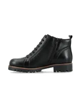 Bota de cuero negro con textura granulada, estilo borcego acordonado al tobillo y suela track.