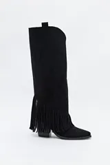 Bota texana negra de caña alta confeccionada en gamuza, con punta fina, taco cuadrado y flecos laterales.