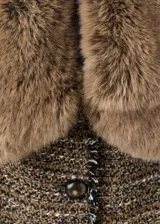 Chaqueta de tweed marrón con diseño recto, cuello de pelo sintético marrón extraíble, cierre frontal de botones, bolsillos de parche y terminaciones deshilachadas.
