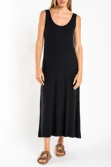 Vestido midi negro de viscosa y elastano, con breteles finos y corte al cuerpo.