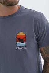 Remera azul marino de manga corta con pequeño estampado en el pecho.