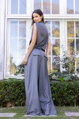 Top gris de satén con cuello drapeado y corte holgado.