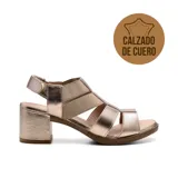 Sandalia de cuero color dorado con tiras cruzadas y taco cuadrado.