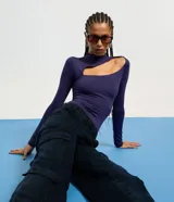 Pantalón wide leg de jean azul oscuro con bolsillos carpintero y cargo.
