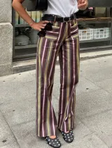 Pantalón de tiro alto con corte recto y caída fluida. Presenta un estampado de rayas verticales en tonos borgoña, chocolate y mostaza, con bolsillos delanteros y pasacintos.