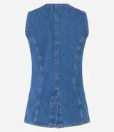 Chaleco alargado de denim azul claro, sin mangas, con cuello redondo, bolsillos frontales ribeteados y cierre frontal de botones metálicos dorados.