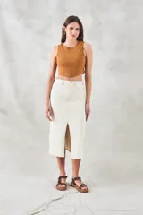 Top negro de algodón peinado, corte crop y cuello redondo.