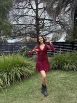 Vestido corto de encaje marrón, con escote en V, corte debajo del busto, mangas largas estilo trompeta y espalda transparente con volado en el ruedo.