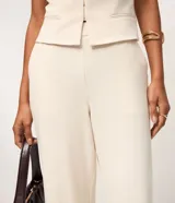 Pantalón de sastrería A Collection color off-white, de corte recto con cintura estructurada, cierre lateral invisible y bolsillos traseros ribeteados. Confeccionado en crepé con viscosa certificada y elastano.