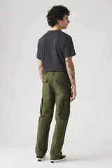 Pantalón cargo de corte recto en color verde oliva, con bolsillos laterales tipo cargo y cierre frontal con botón y cremallera.