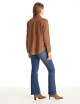 Camisa de pana marca Dash, color violeta, con cuello clásico, cierre frontal de botones y un bolsillo aplicado en el pecho.