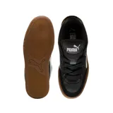 Championes Puma modelo Park Lifestyle SK8, de diseño urbano inspirado en el skate. Presentan una base de cuero blanco con detalles en gamuza gris claro en la puntera y el talón, destacando la icónica franja lateral de Puma en color negro. La suela es de goma color caramelo, proporcionando un contraste clásico y duradero.