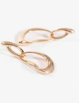 Aros colgantes plateados con forma irregular.