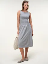 Vestido midi gris de algodón con escote tipo bote y cuerpo fruncido tipo smock elastizado, con falda fluida.