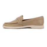 Mocasines Comfortflex de cuero color almendra, con detalle de vincha superior y suela baja color marfil.