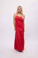 Vestido largo color celeste, de tirantes finos y espalda descubierta. Presenta volados en el ruedo y escote fruncido.