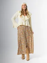 Falda midi con estampado floral multicolor, corte acampanado y cintura elastizada. Incluye cinturón de rafia elastizado y desmontable.