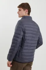 Campera puffer azul marino con cierre frontal, cuello alto y bolsillos laterales con cierre.