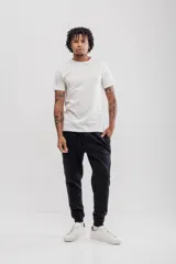 Remera blanca de manga corta y corte clásico, confeccionada en 100% algodón, con cuello redondo.