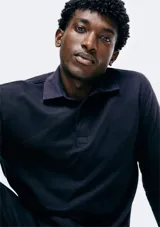 Buzo verde oscuro de algodón con cuello tipo polo y tapeta con dos botones.