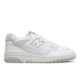 Championes New Balance 550 color blanco con detalles en gris.