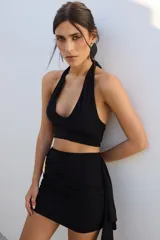 Top corto color marrón oscuro, estilo halter con escote pronunciado en V.