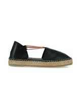 Alpargata estilo d'Orsay de cuero napa color negro con base de yute levemente elevada y tiras de ajuste elásticas en tono tostado.
