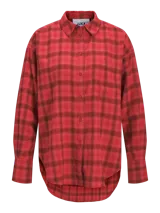 Camisa de franela twill color rojo con patrón de cuadros en tonos oscuros, corte relajado, mangas largas, cuello camisero, cierre frontal con botones y un bolsillo aplicado en el pecho.
