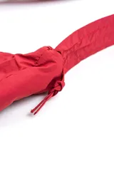 Bandolera negra acolchada de diseño curvilíneo tipo media luna, con correa ajustable integrada y cierre superior.