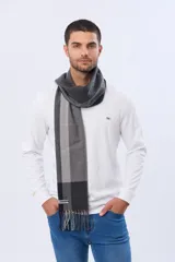 Bufanda de tejido suave con diseño de cuadros en tonos marrones y líneas finas oscuras, terminada con flecos en los extremos.