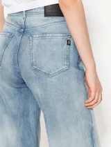 Pantalón de jean celeste de pierna ancha, tiro medio y corte holgado.