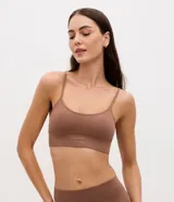 Soutien tipo top de Lov, color marrón, confeccionado en tejido seamless texturizado con diseño sin costuras, breteles finos ajustables y copas desmontables.