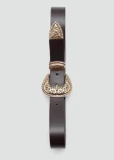 Cinturón de cuero vacuno color marrón oscuro con hebilla metálica dorada de estilo western con detalles grabados.