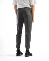 Pantalón deportivo de felpa color celeste/azul claro jaspeado, con cintura ajustable mediante cordón y puños elásticos en los tobillos.