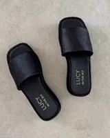 Zueco de cuero vacuno con pelo, color negro, con punta cuadrada y plataforma de 3.5 cm.