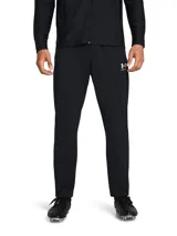 Pantalón deportivo Under Armour de la colección Challenger, color negro, con corte ajustado en las piernas. Presenta cintura elástica con cordón interno, bolsillos laterales con cierre y cremalleras en los tobillos para facilitar el uso con calzado deportivo. Incluye logo de la marca estampado en la pierna.