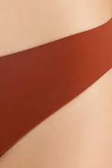 Bombacha de bikini de talle alto y corte clásico en color terracota, con diseño minimalista y cobertura completa.