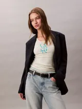 Musculosa de punto de canalé con ajuste slim, diseño a rayas horizontales y logo gráfico de Calvin Klein estampado en el frente.